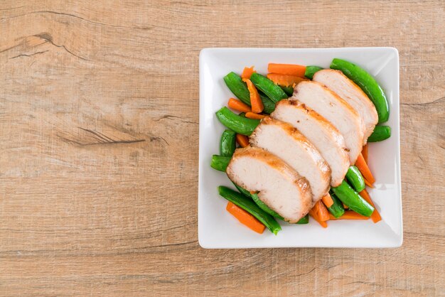 grilled chicken with green peas and carrot