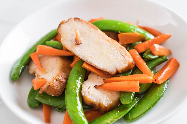 grilled chicken with green peas and carrot