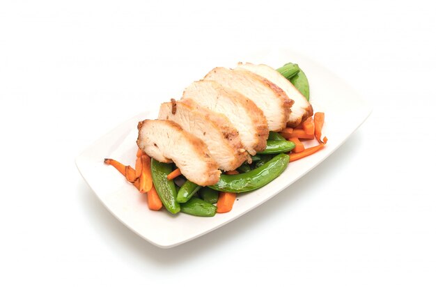 grilled chicken with green peas and carrot