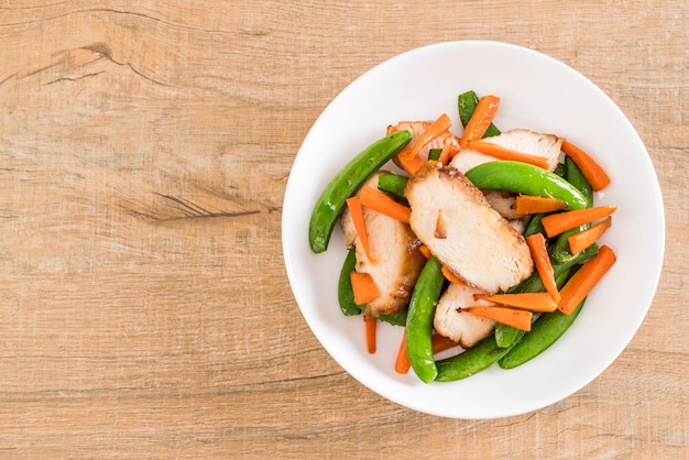 grilled chicken with green peas and carrot