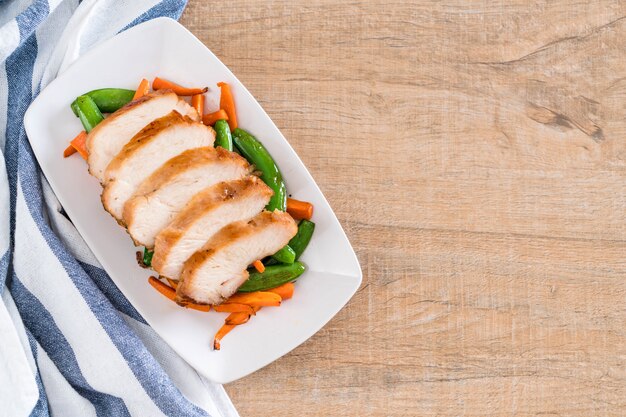 grilled chicken with green peas and carrot