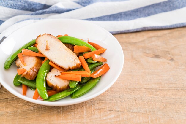 grilled chicken with green peas and carrot