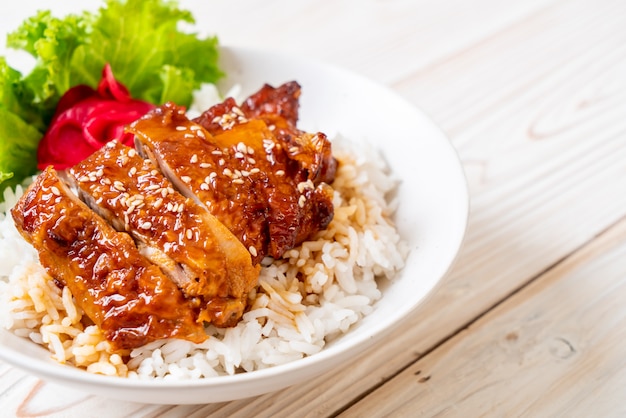 Photo grilled chicken with teriyaki sauce on topped rice