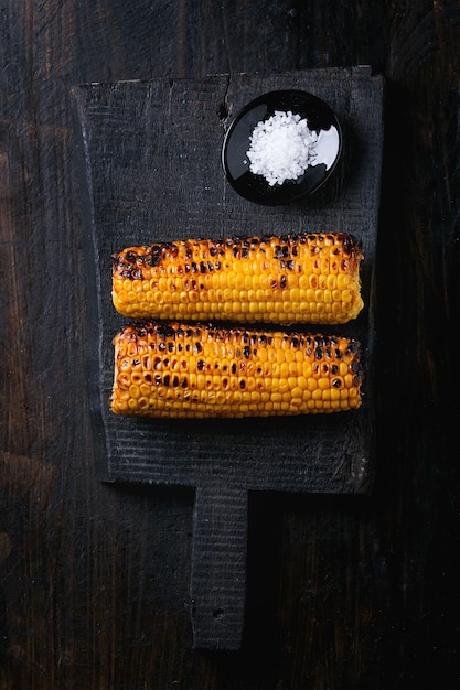 Grilled corn cobs with sea salt