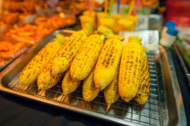 島のストリート マーケットで焼きトウモロコシ