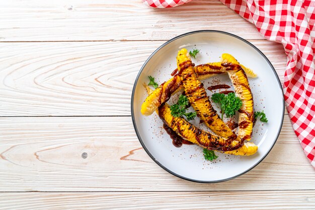 Photo grilled corn with bbq sauce