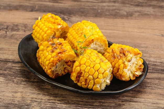 Grilled corn with oil and salt