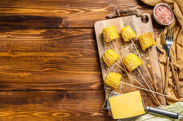 焼きトウモロコシ。チーズをふりかけると、メキシコのエロテス。