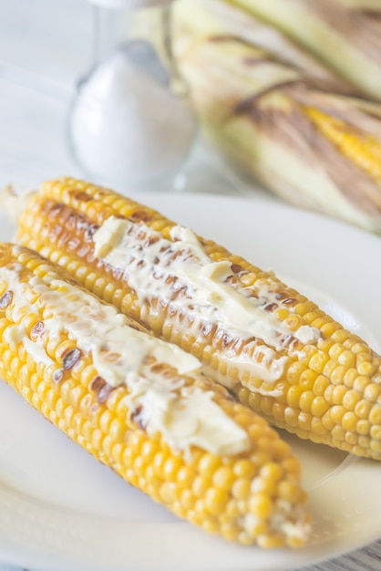 Photo grilled corncorbs on the plate