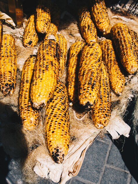 Grilled corns on the cob kernels peeled