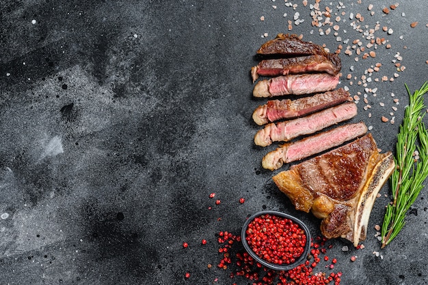 Cowboy alla griglia o bistecca di manzo ribeye con erbe e spezie. vista dall'alto. copia spazio.