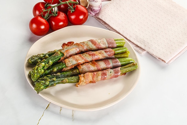 Grilled delicous asparagus with bacon