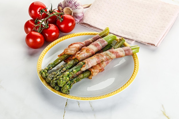 Grilled delicous asparagus with bacon