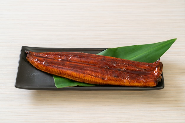 Anguilla alla griglia o unagi alla griglia con salsa