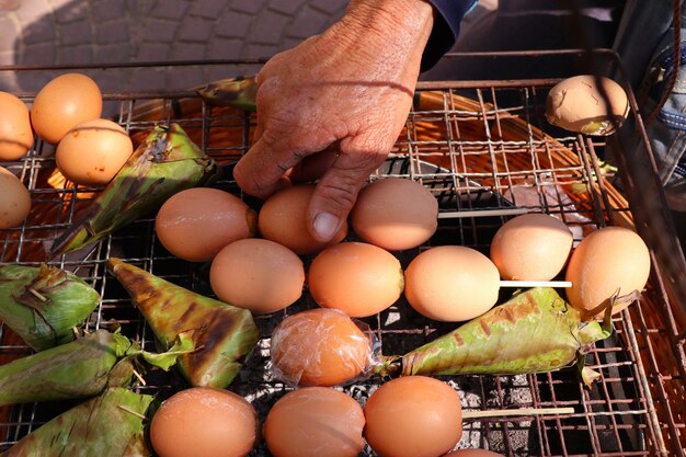 жареное яйцо на уличной еде