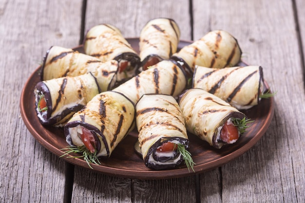 Foto involtini di melanzane grigliate con crema di formaggio e pomodorini