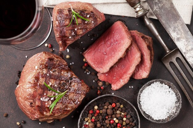 Grilled fillet steak with wine