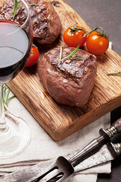 Grilled fillet steak with wine