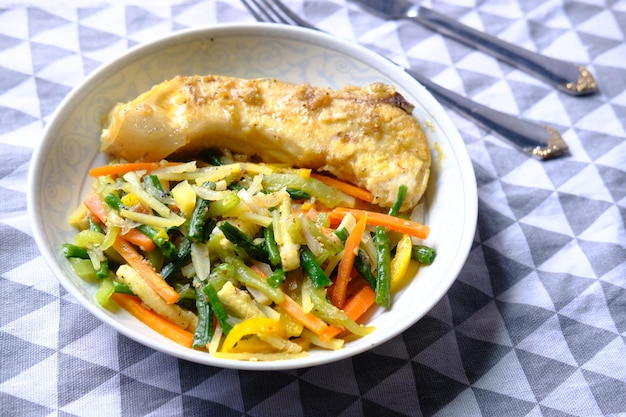 Photo grilled fish fillet with bbq vegetables