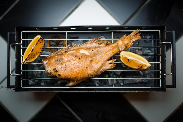 Pesce alla griglia nella cucina del ristorante