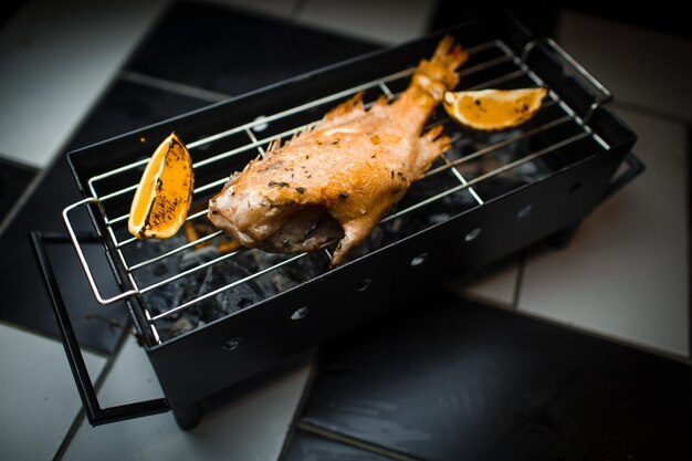 レストランの厨房で焼き魚