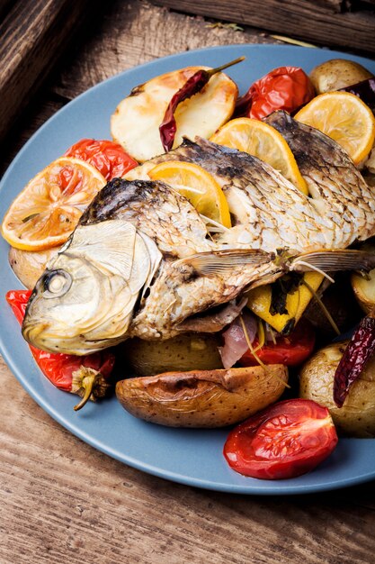 Grilled fish with lemon and potato