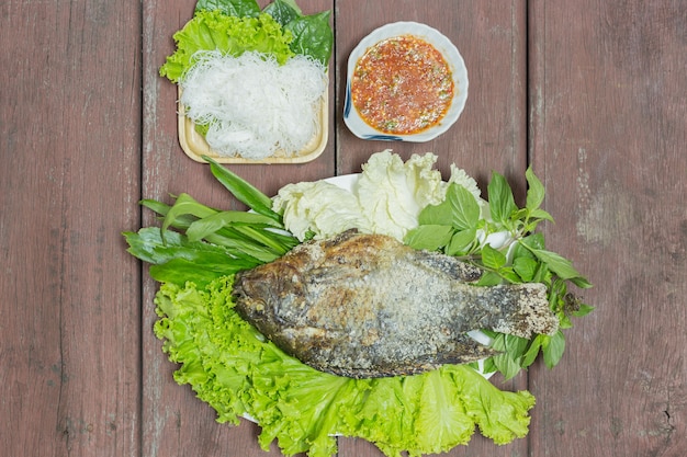 Grilled fish with spices and vegetables