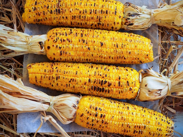 Photo grilled fresh corn with salt