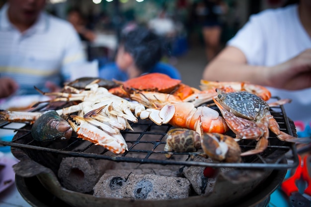 Grigliata di pesce fresco alla griglia all'aperto