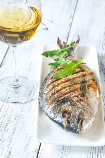 Photo grilled gilt-head bream on the plate