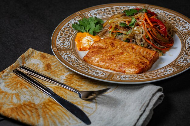 Bistecca di halibut alla griglia con verdure