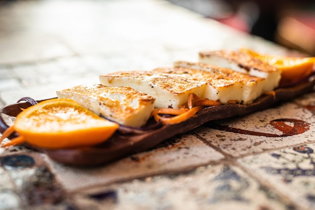 허브와 함께 접시에 구운된 Halloumi 치즈입니다. 평면도.