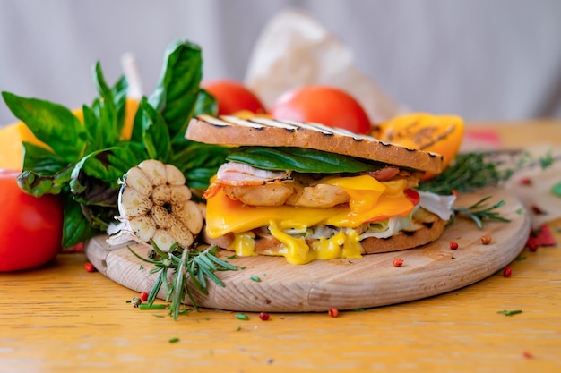 写真 グリルしたハムとチーズのサンドイッチ、ガーリックトマトのレイヤーの側面図