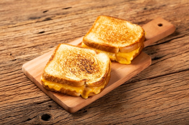 Photo grilled ham and cheese sandwich with cheese and ham on grill