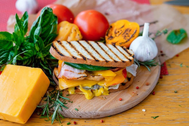 Photo grilled ham and cheese sandwich with garlic tomatoes side view of layers