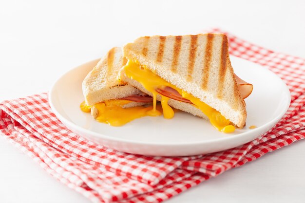 Жареный сэндвич с ветчиной и сыром