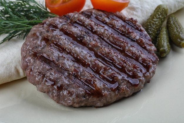 Foto cotoletta di hamburger alla griglia