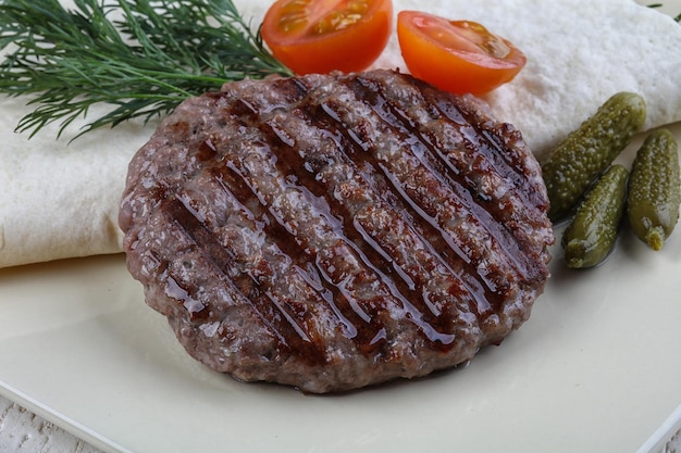 Foto cotoletta di hamburger alla griglia