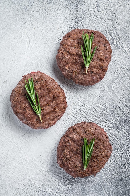 Polpette di cotolette di carne hamburger alla griglia. sfondo bianco. vista dall'alto.