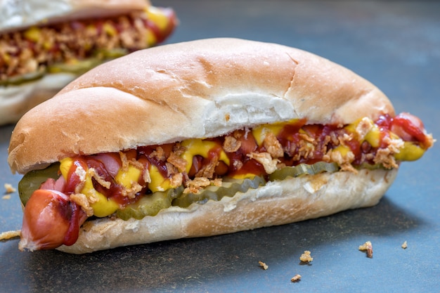 Hot dog alla griglia con senape, ketchup e sottaceti all'aneto