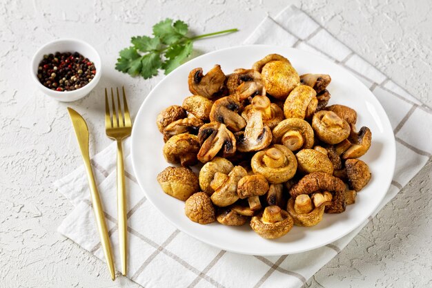 Photo grilled juicy mushrooms on a plate top view