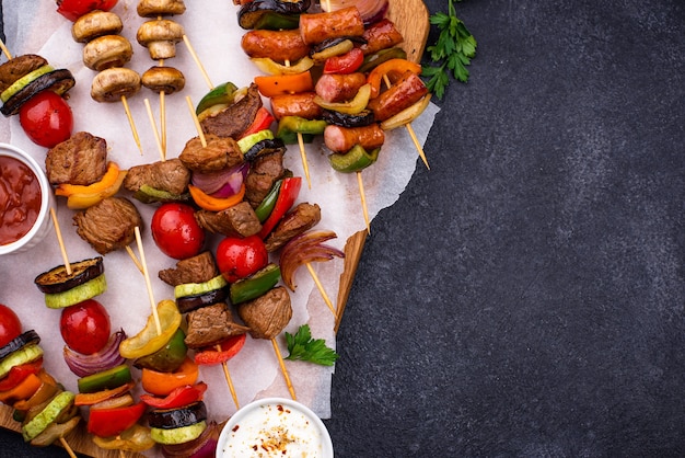 Photo grilled kebabs with meat mushrooms and vegetables