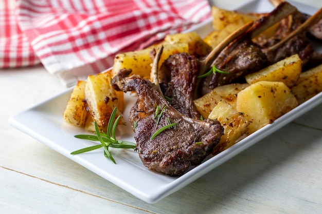 Foto costolette di agnello alla griglia e patate in vista deliziosa