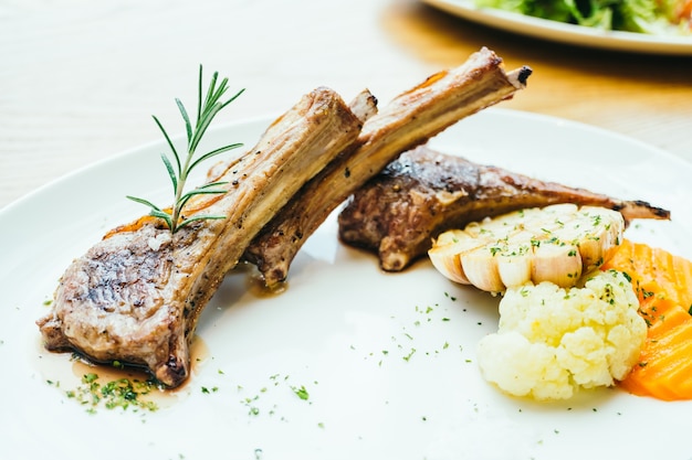 Foto bistecca di carne di agnello alla griglia