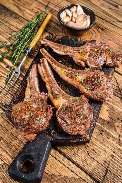 Agnello alla griglia carne di montone braciole bistecche su un tagliere