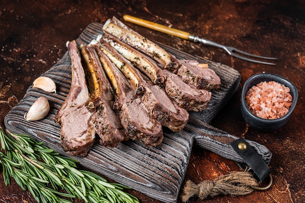 Costolette di montone di agnello alla griglia chops bistecche su tavola di legno