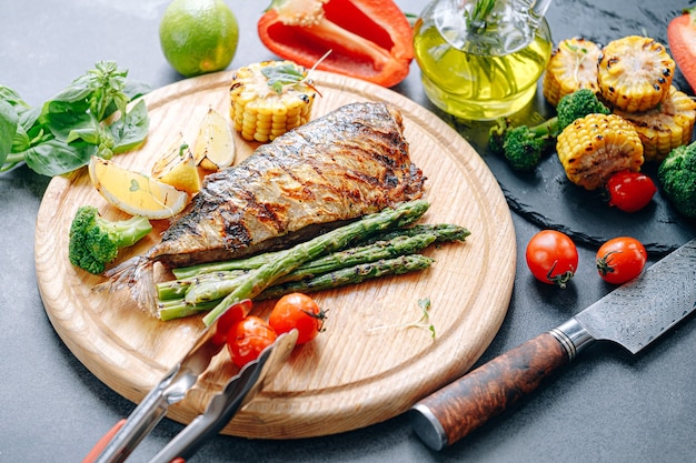 Photo grilled mackerel with vegetables.