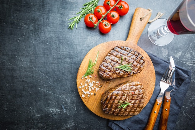 霜降り肉のグリルフィレミニョンと調味料。まな板の上にジューシーなビーフステーキ、上面図。