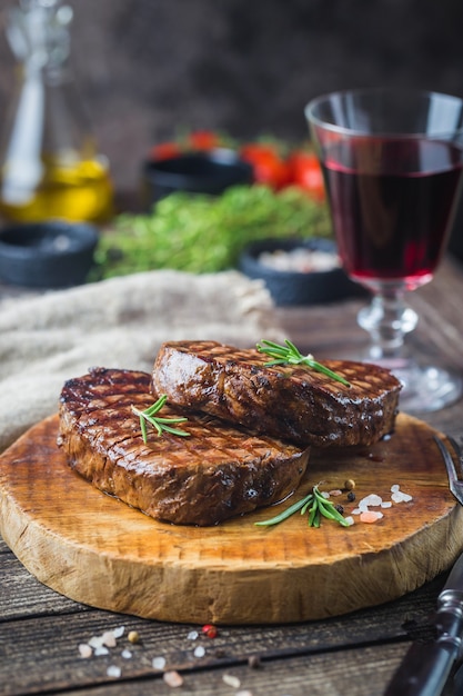 霜降り肉のグリルフィレミニョンと調味料。まな板の上にジューシーなビーフステーキ。