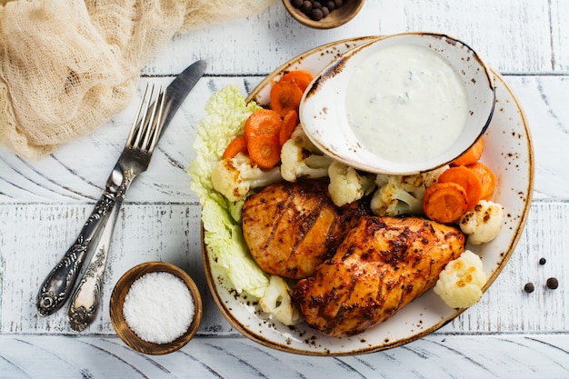 Petti di pollo e verdure marinati grigliati